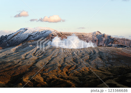 噴煙を上げる冬の阿蘇山 火山の風景 噴煙を上げる冬の阿蘇山 火山の風景 123366686