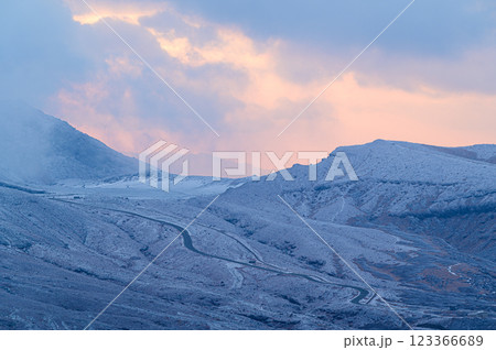 噴煙を上げる冬の阿蘇山　火山の風景 123366689