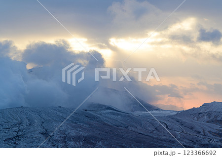 噴煙を上げる冬の阿蘇山　火山の風景 123366692