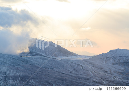 噴煙を上げる冬の阿蘇山　火山の風景 123366699