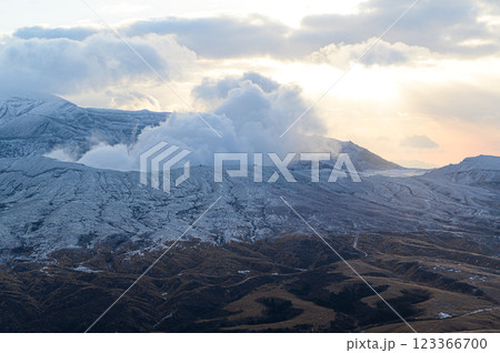 噴煙を上げる冬の阿蘇山 火山の風景 噴煙を上げる冬の阿蘇山 火山の風景 123366700
