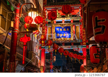 《神奈川県》無人の横浜中華街・深夜に輝く中華門 《神奈川県》無人の横浜中華街・深夜に輝く中華門 123366787