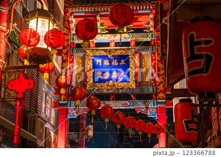 《神奈川県》無人の横浜中華街・深夜に輝く中華門 《神奈川県》無人の横浜中華街・深夜に輝く中華門 123366788