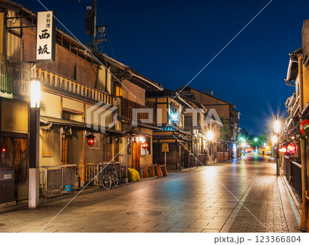 京都　夜の花見小路　※オーバーツーリズム前のコロナ禍撮影 123366804