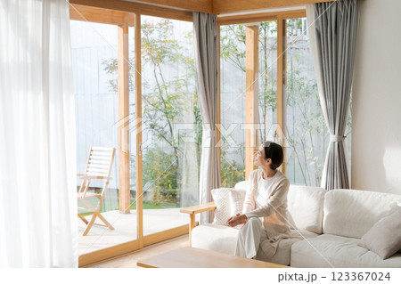 リビングでくつろぐ女性 123367024