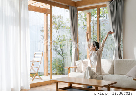 リビングでくつろぐ女性 リビングでくつろぐ女性 123367025