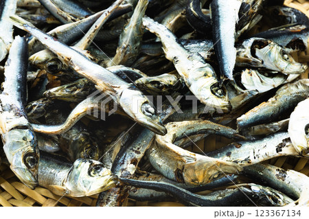 そばの出汁を取るために笊に乗せた煮干しのイメージ 123367134