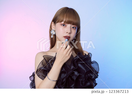 黒いドレスの女性 黒いドレスの女性 123367213