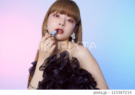 黒いドレスの女性 黒いドレスの女性 123367214