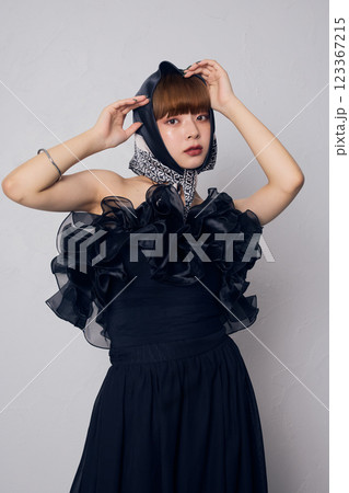 黒いドレスの女性 黒いドレスの女性 123367215