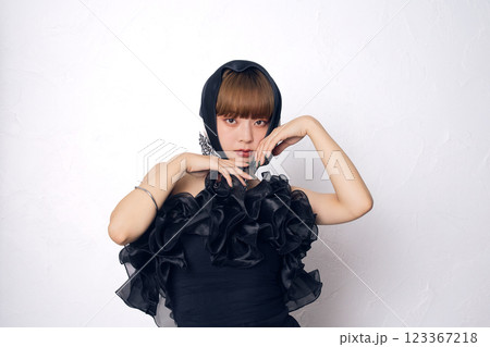 黒いドレスの女性 黒いドレスの女性 123367218