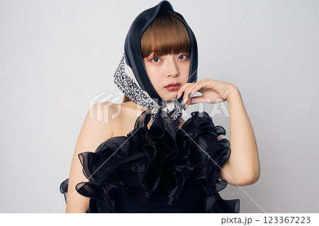 黒いドレスの女性 123367223