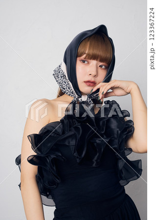 黒いドレスの女性 123367224