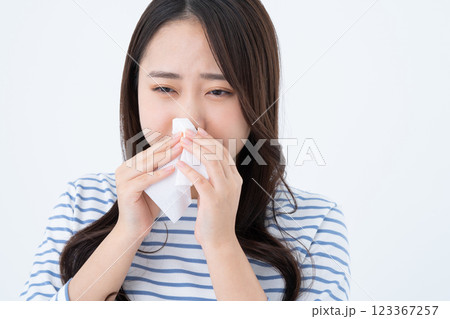 花粉症の若い女性 花粉症の若い女性 123367257