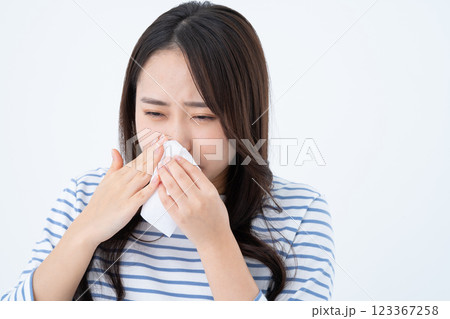 花粉症の若い女性　 123367258