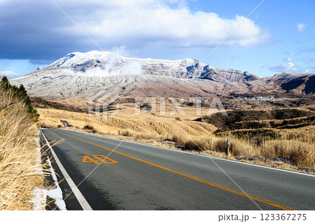 噴煙を上げる冬の阿蘇山　火山の風景 123367275