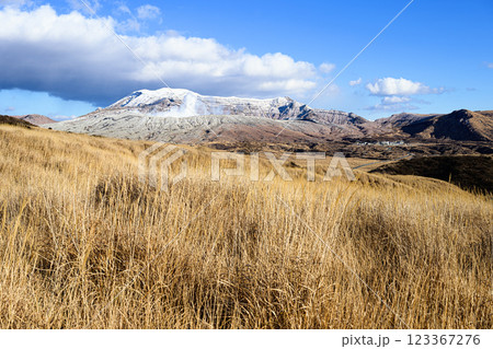 噴煙を上げる冬の阿蘇山　火山の風景 123367276