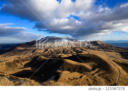 噴煙を上げる冬の阿蘇山　火山の風景 123367278