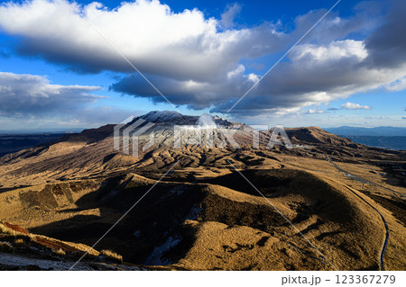 噴煙を上げる冬の阿蘇山 火山の風景 噴煙を上げる冬の阿蘇山 火山の風景 123367279