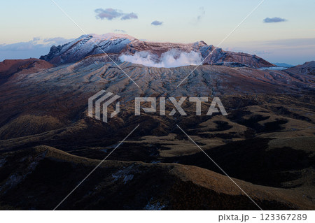 噴煙を上げる冬の阿蘇山 火山の風景 噴煙を上げる冬の阿蘇山 火山の風景 123367289