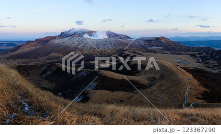 噴煙を上げる冬の阿蘇山　火山の風景 123367290
