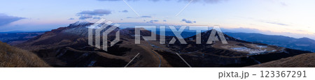 噴煙を上げる冬の阿蘇山 火山の風景 噴煙を上げる冬の阿蘇山 火山の風景 123367291