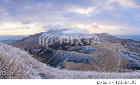 噴煙を上げる冬の阿蘇山 火山の風景 噴煙を上げる冬の阿蘇山 火山の風景 123367303