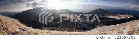 噴煙を上げる冬の阿蘇山 火山の風景 噴煙を上げる冬の阿蘇山 火山の風景 123367305