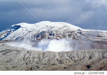 噴煙を上げる冬の阿蘇山 火山の風景 噴煙を上げる冬の阿蘇山 火山の風景 123367308