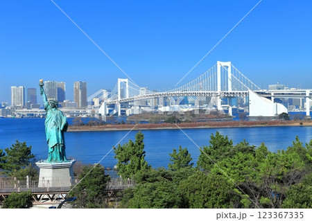 【東京都】お台場から見たレインボーブリッジと自由の女神像　 123367335