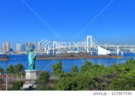 【東京都】お台場から見たレインボーブリッジと自由の女神像　 123367336
