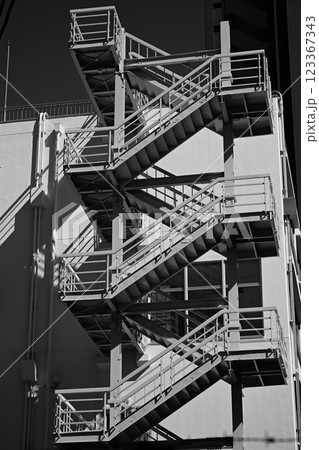 非常階段のモノクロ写真 123367343