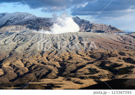 噴煙を上げる冬の阿蘇山　火山の風景 123367393