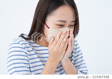 マスク姿で咳き込む若い女性 123367398