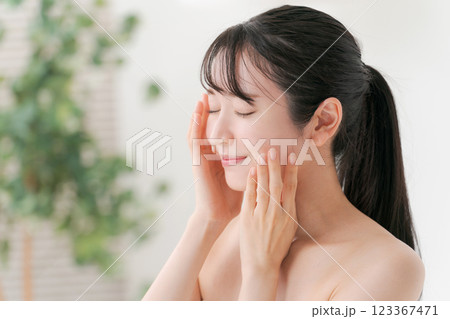 若い女性のビューティーイメージ 123367471