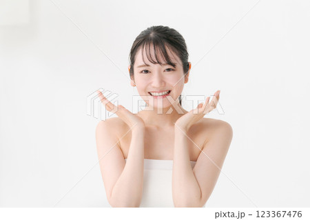 若い女性のビューティーイメージ 123367476
