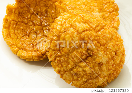 白背景の美味しそうな歌舞伎揚のイメージ 123367520