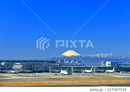 【東京都】快晴の東京国際空港ターミナルと富士山 【東京都】快晴の東京国際空港ターミナルと富士山 123367545