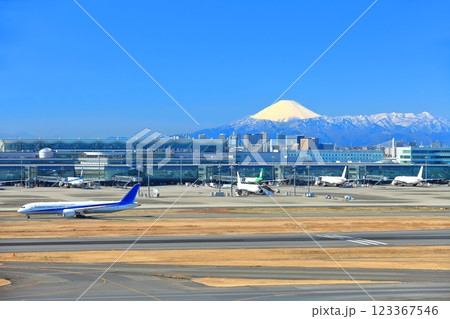 【東京都】快晴の東京国際空港ターミナルと富士山 【東京都】快晴の東京国際空港ターミナルと富士山 123367546