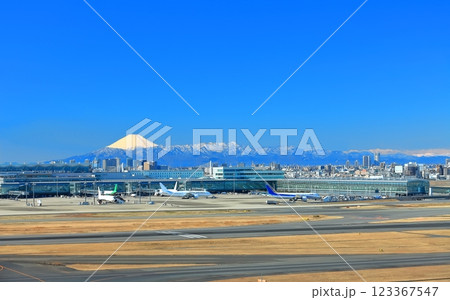 【東京都】快晴の東京国際空港ターミナルと富士山 123367547