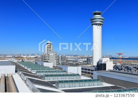 【東京都】快晴の羽田空港の管制塔 123367550
