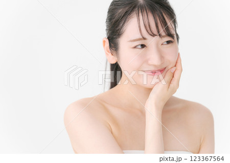 若い女性のビューティーイメージ 123367564