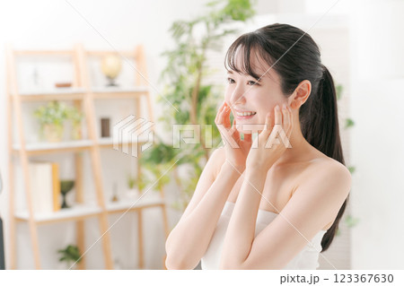 若い女性のビューティーイメージ 123367630