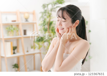 若い女性のビューティーイメージ 123367631