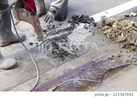 水漏れの水を止めるため他の場所に穴をあける作業 水漏れの水を止めるため他の場所に穴をあける作業 123367642