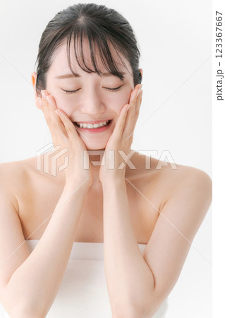 若い女性のビューティーイメージ 123367667