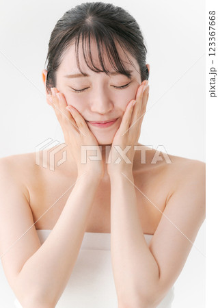 若い女性のビューティーイメージ 123367668