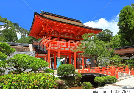 【京都府】晴天の上賀茂神社の 楼門 123367678