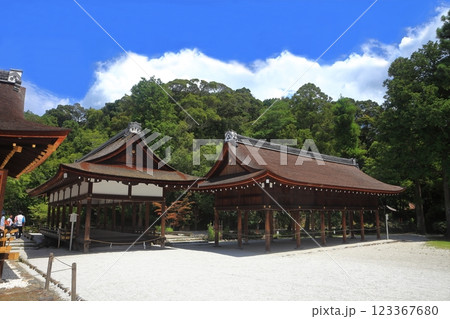 【京都府】晴天の上賀茂神社の橋殿と土舎 123367680
