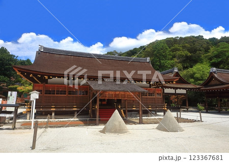 【京都府】晴天の上賀茂神社の細殿と立砂 【京都府】晴天の上賀茂神社の細殿と立砂 123367681